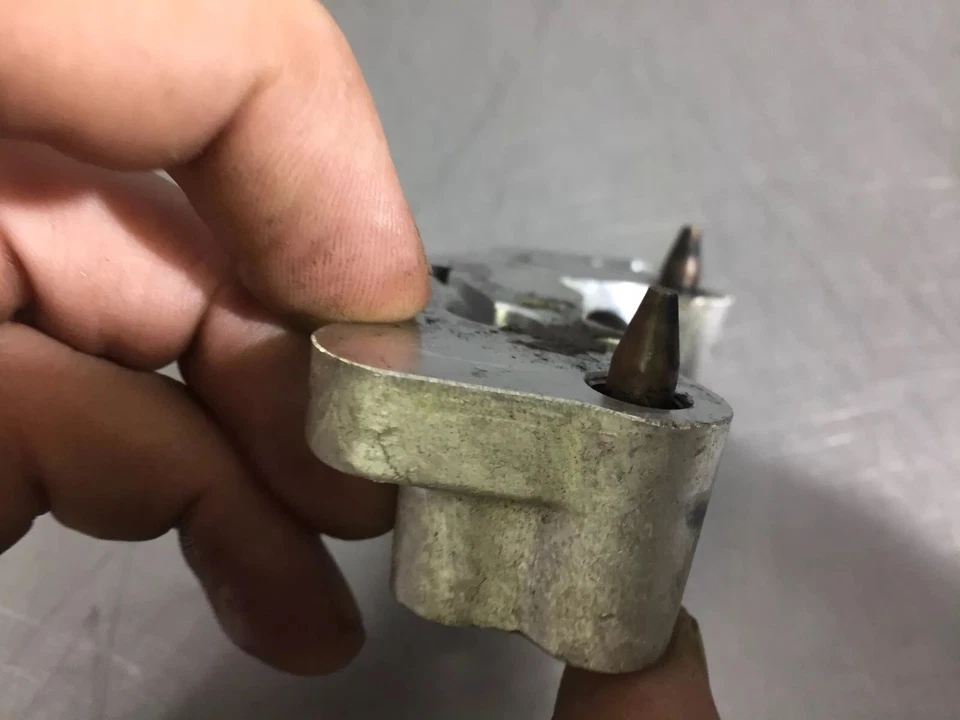 2000 Aprilia RSV 1000 Mille Fuel Injector Housing (OEM) Foto 4 de 4