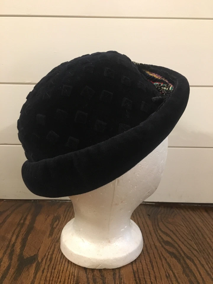 Sombrero de moda vintage para mujer de Evelyn Varon terciopelo negro diamante colorido Foto 4 de 4