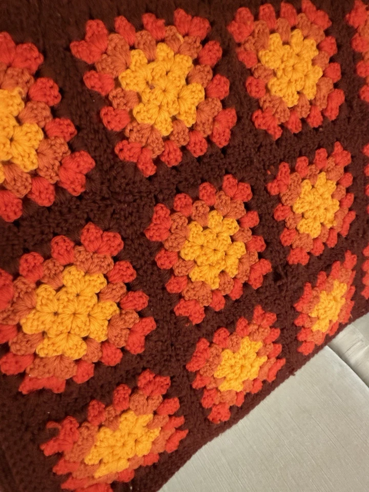 Manta de Colección Hecha a Mano Crochet Afghanne Cottage Core Cuadrados Marrones Naranjas Foto 2 de 4