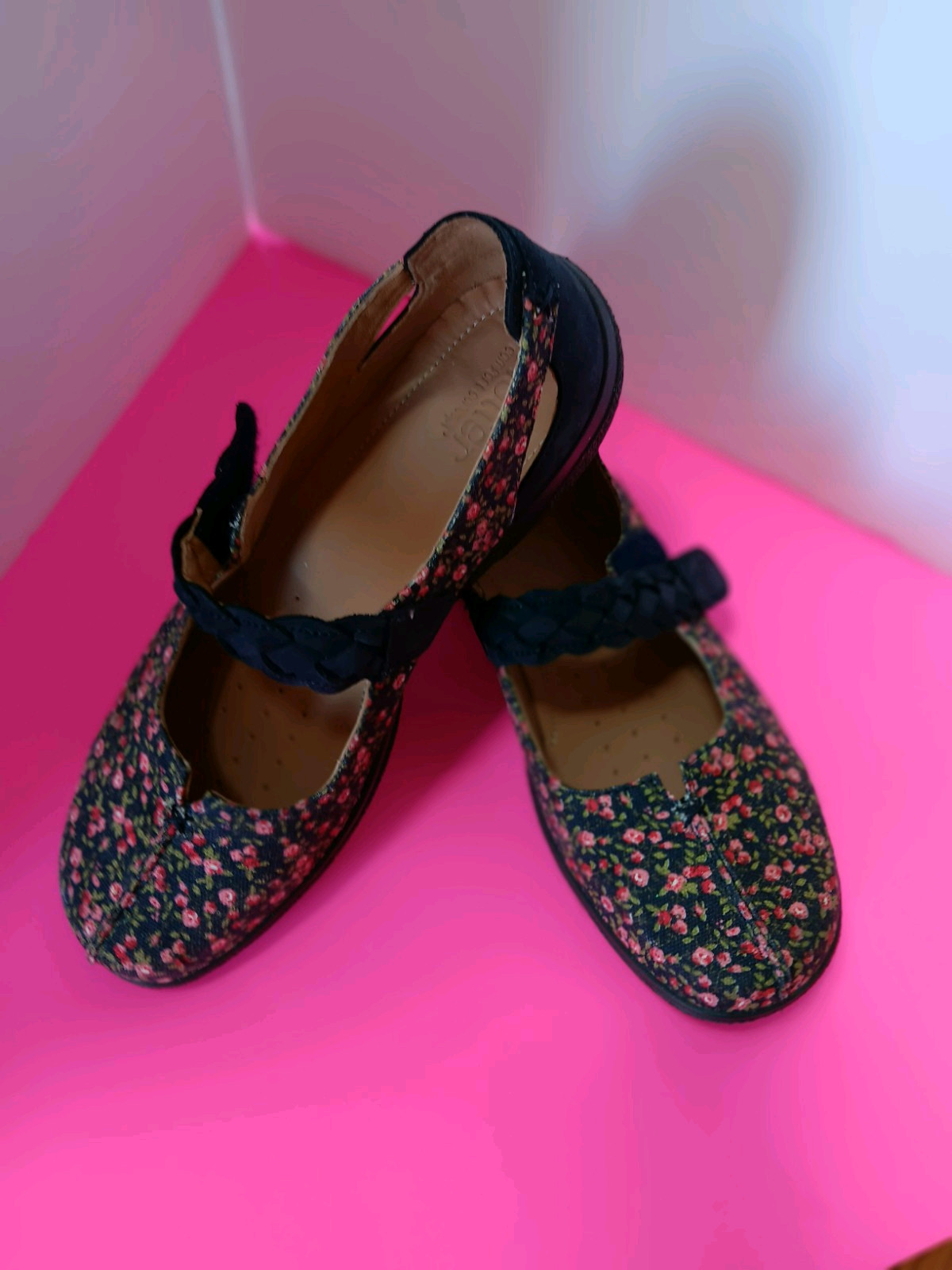Womens HOTTER COMFORT SHOES Sz 9 Navy Floral Fabric Suede Strap Closure