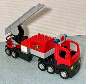 2007 LEGO DUPLO SET# 4977-FIRE TRUCK 25Pcs 2 FIREMEN 100%  LIGHTS/SIREN  NO BOX