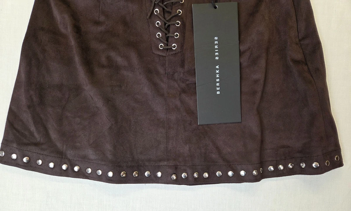 Minifalda Bershka de gamuza sintética con tachuelas para mujer XS UK 4-6 marrón occidental