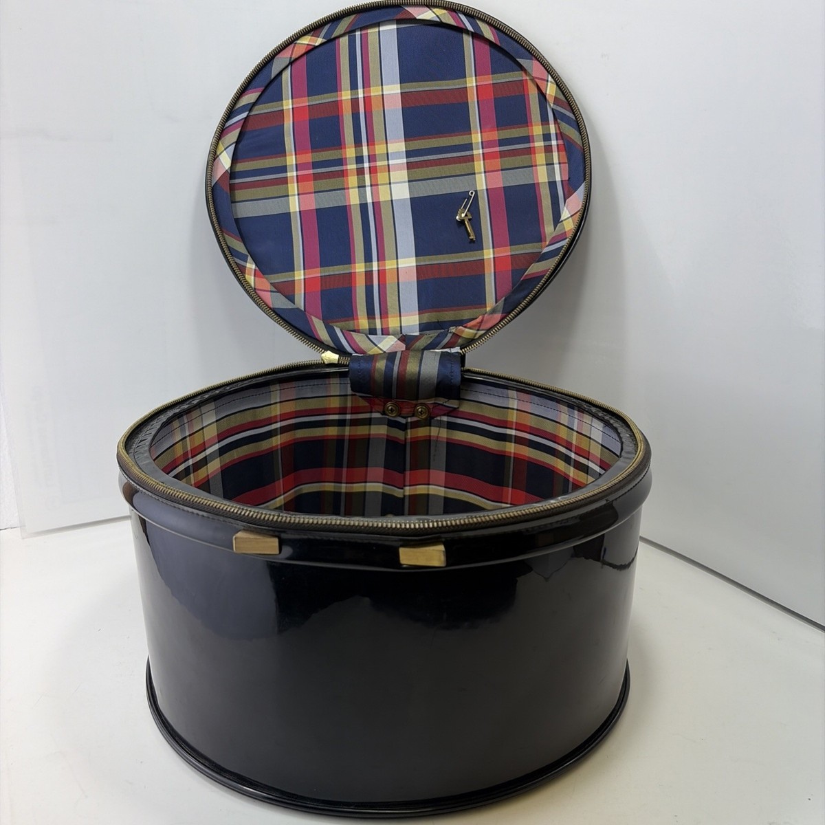 Vintage Lark Droutman NY Round Black Hat Box Train Luggage 12
