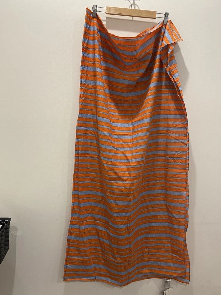 Estola Marimekko x Uniqlo naranja y azul grisáceo 65 % algodón 35 % lino 140 cm X 130 cm Foto 2 de 4