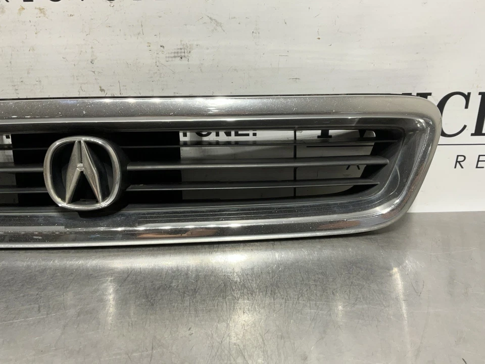 Parrilla del radiador del capó delantero Acura Legend 1991-1995 con emblema usada OEM Foto 3 de 4