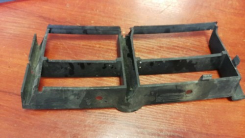 BMW E39 5ER BEIFAHRERSEITE UNTEN STANDARD STOßSTANGE GITTER VORNE 8235673 SCH...