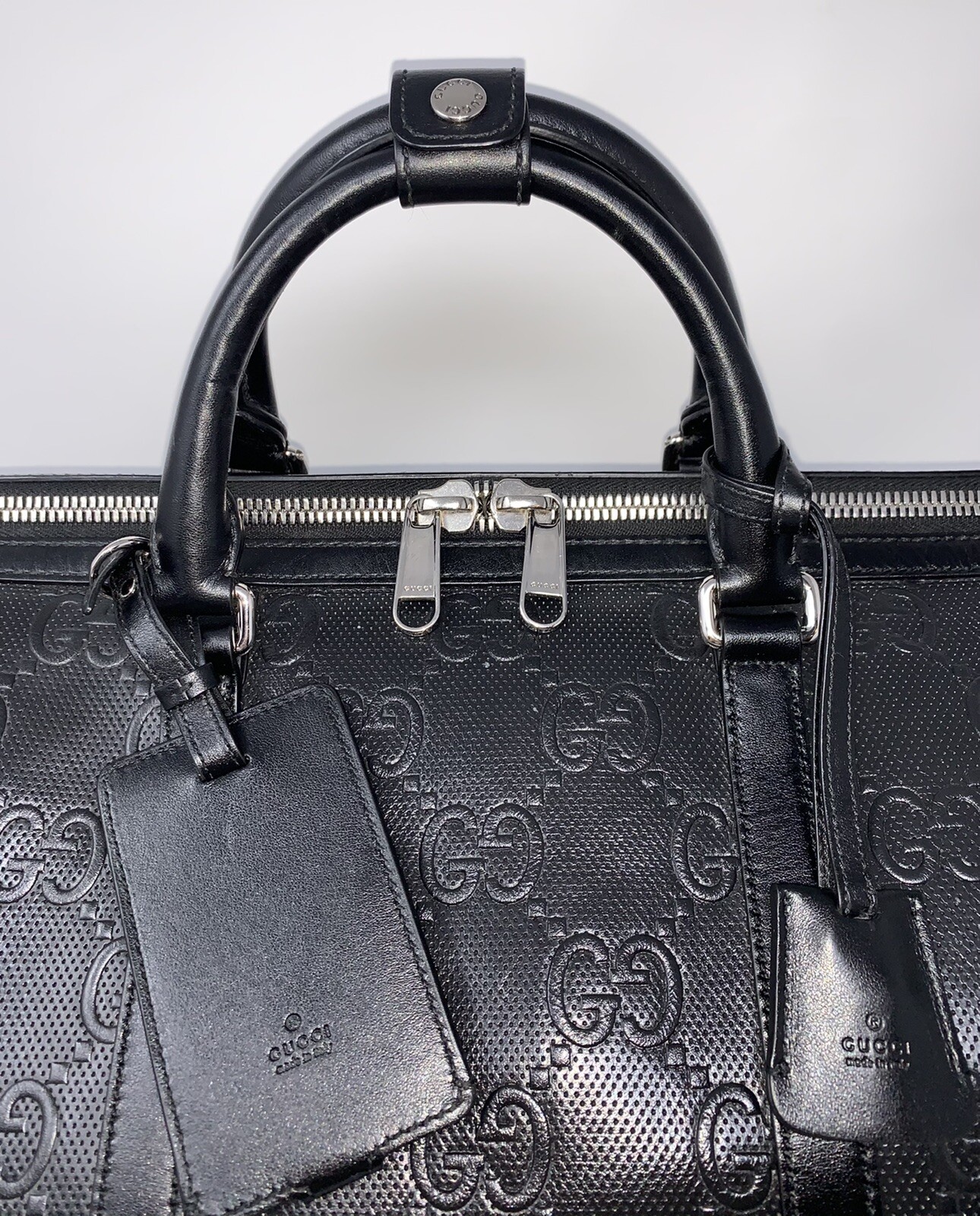 gucci men's gg embossed leather duffle bolsa
