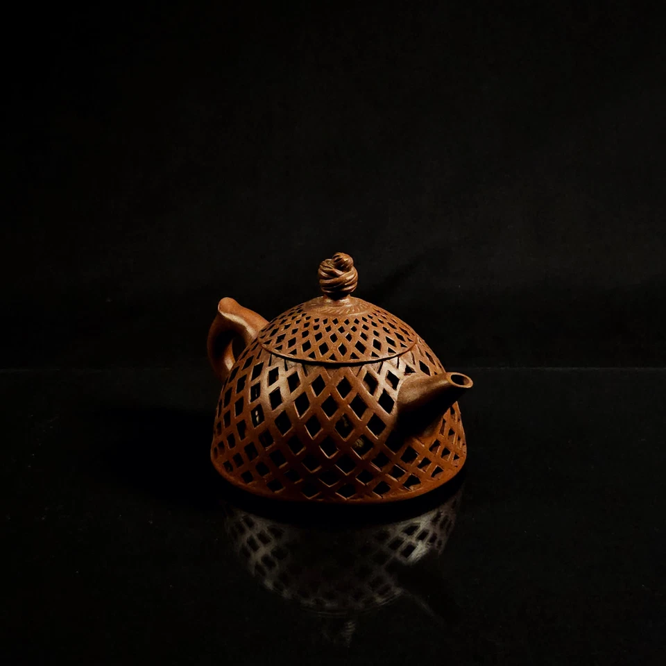 Tetera de arcilla Yixing Zisha, hecha a mano, patrón de celosía, excelente estado Foto 3 de 4