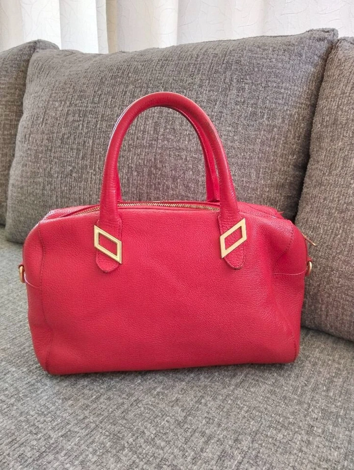 Bolso de Mano Versace Colección Cuero Rojo Herrajes Dorados Hecho en Italia Foto 2 de 4