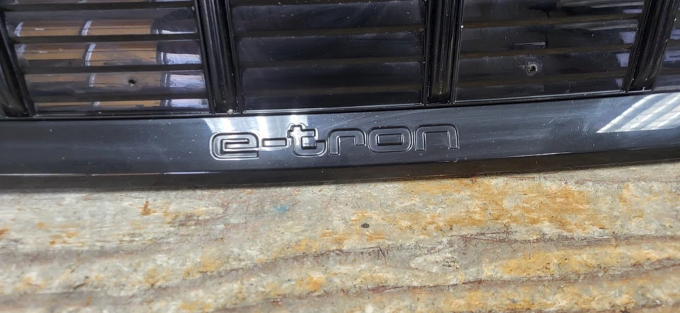 2019-2023 AUDI E-TRON UPPER GRILLE USED OEM  *DC8956 - Image 4 of 4
