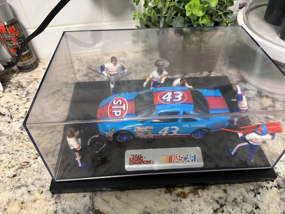 NASCAR Racing Champions Pit Stop Show Case 1:24 Diecast Replica #43Richard Petty - Image 3 of 4