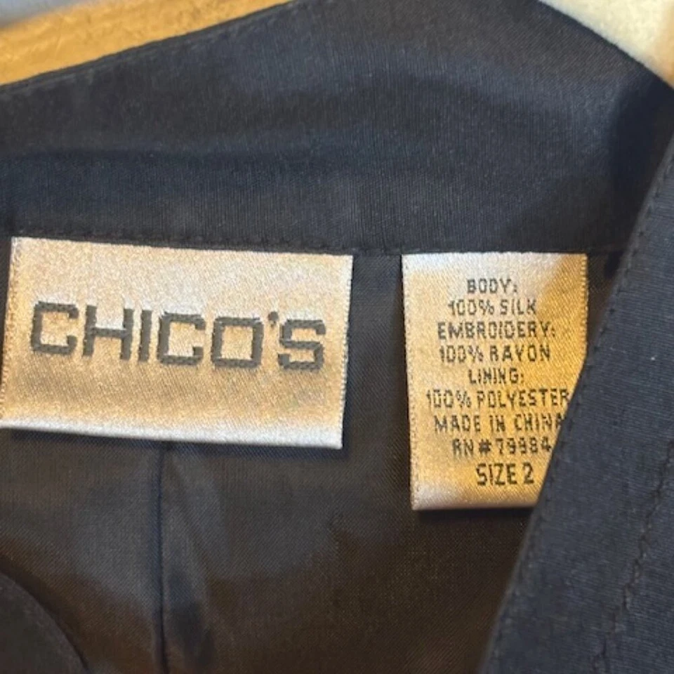 Chaqueta Chico's Para Mujer Talla Grande Asiática Bordada Seda Negra Blanca Chicos 2 Foto 3 de 3