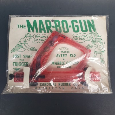 Vintage 1950s Mar-Bo-Gun Red Translucent Plastic Marble Shooter Toy Green Card