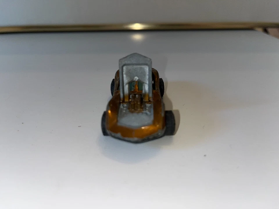 Johnny Lightning Topper Mako Shark Gold Red Inter. Red Line - Image 3 of 4