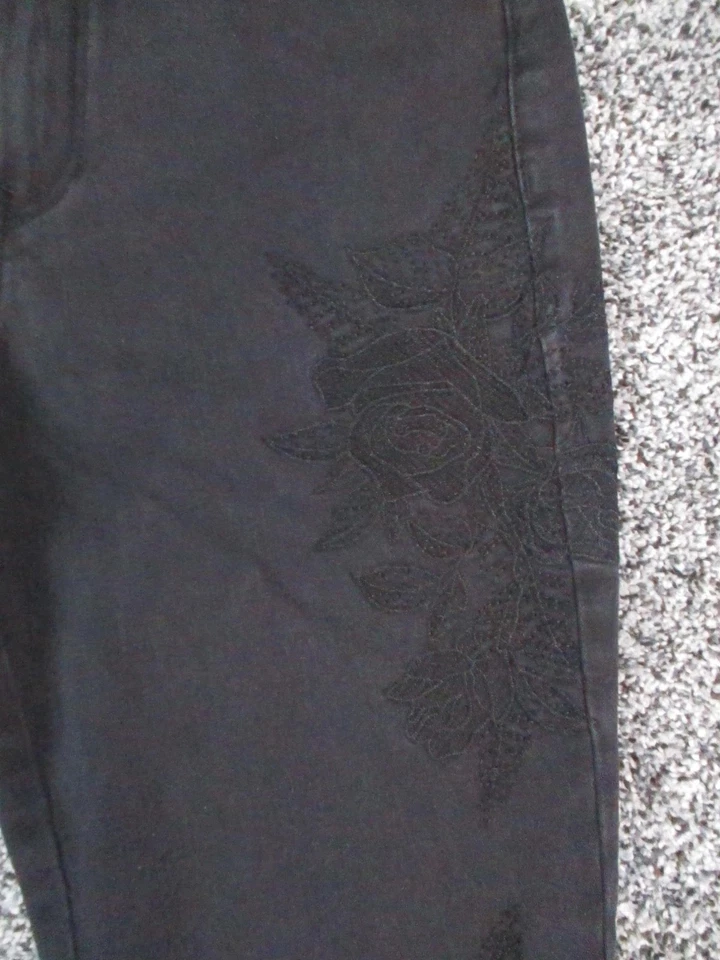 Pantalones de mezclilla para mujer DG2 Diane Gilman 6P negros florales bordados ajustados elásticos 27x27 Foto 4 de 4
