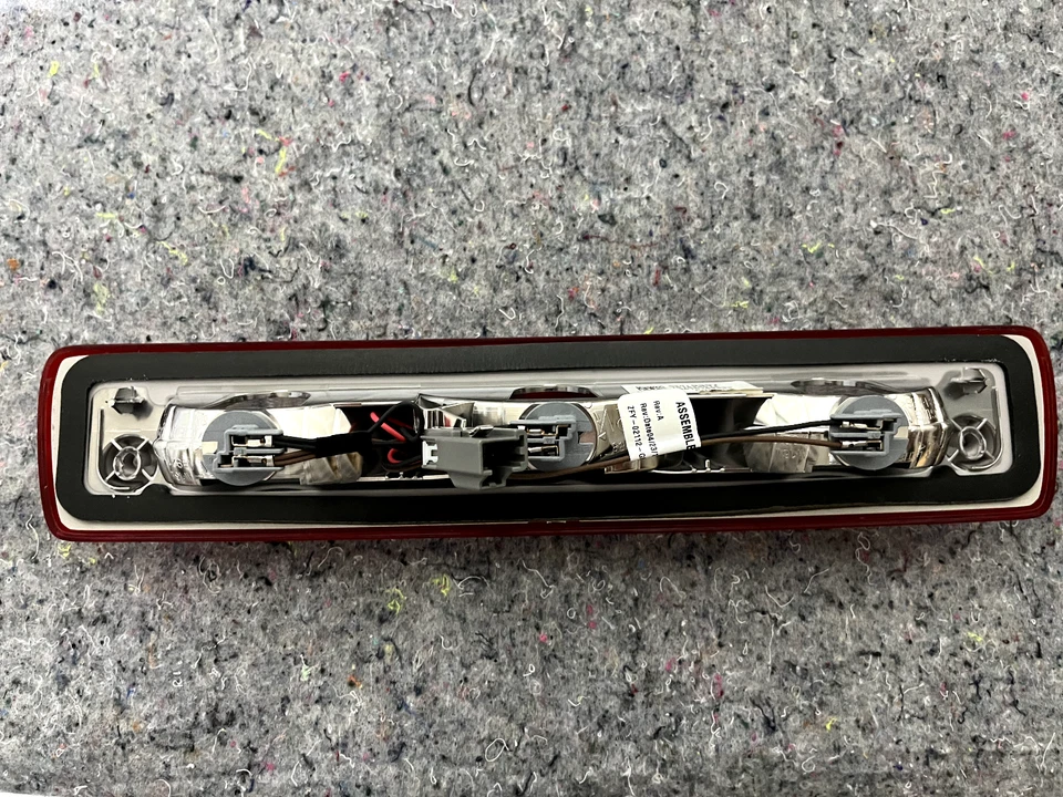 Tercera luz de freno halógena Chevrolet Colorado 2016-2022 OEM| Foto 2 de 2