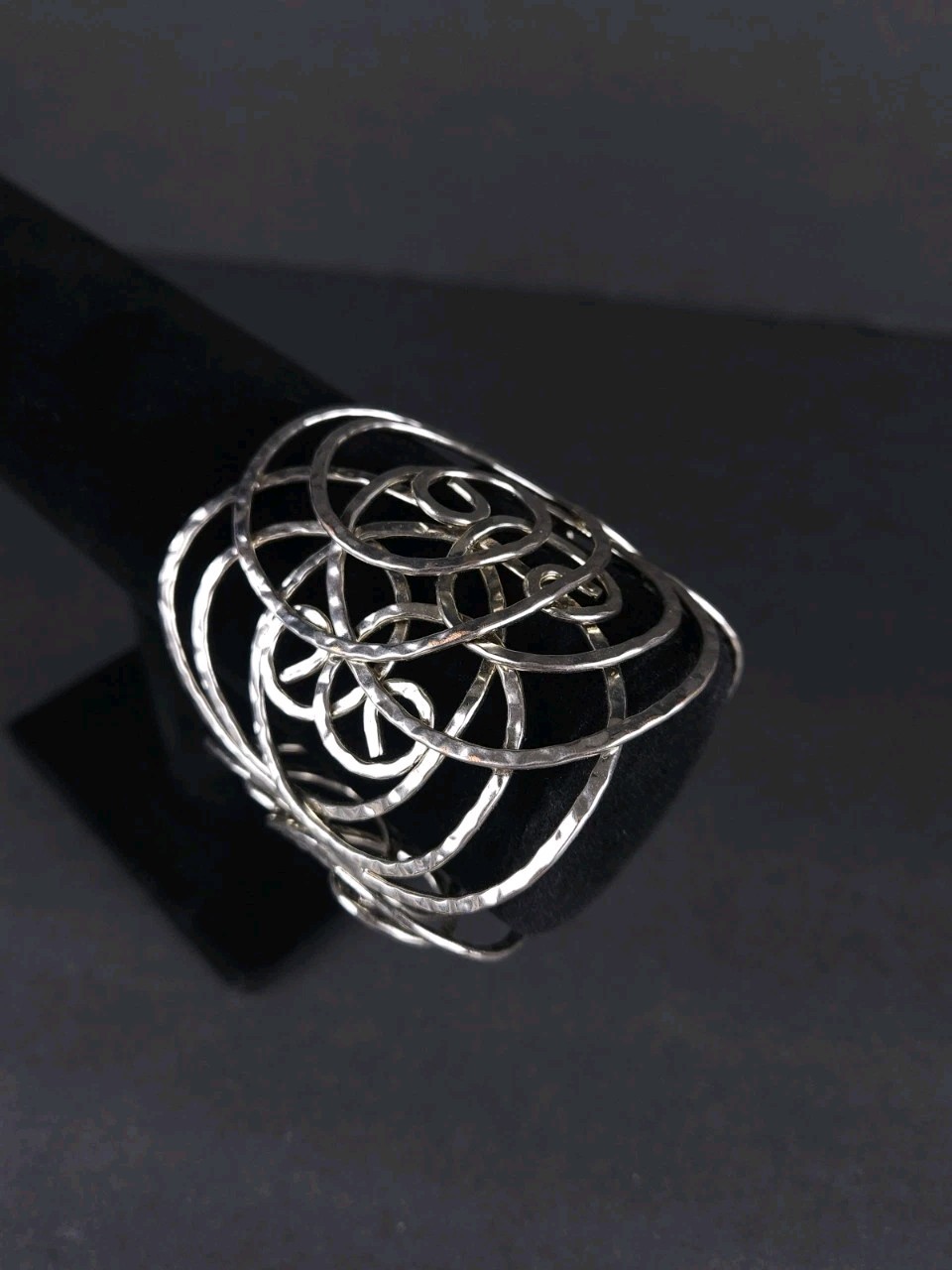 Silvertone Intertwined Hammered Scroll Circles St… - image 4