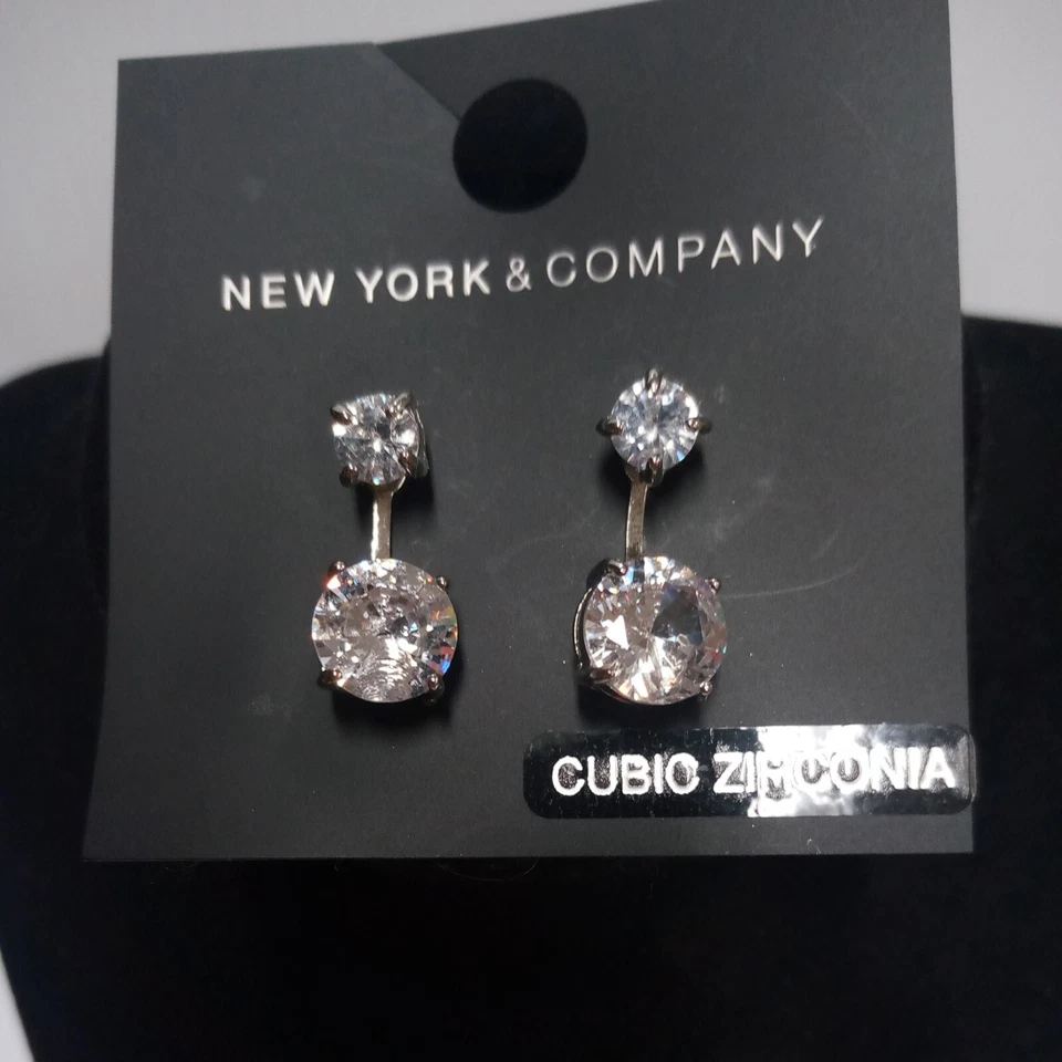 Pendientes colgantes vintage en tono plateado y circonita cúbica de Nueva York y Co, Estate, (FC 93/4 D541) Foto 2 de 4
