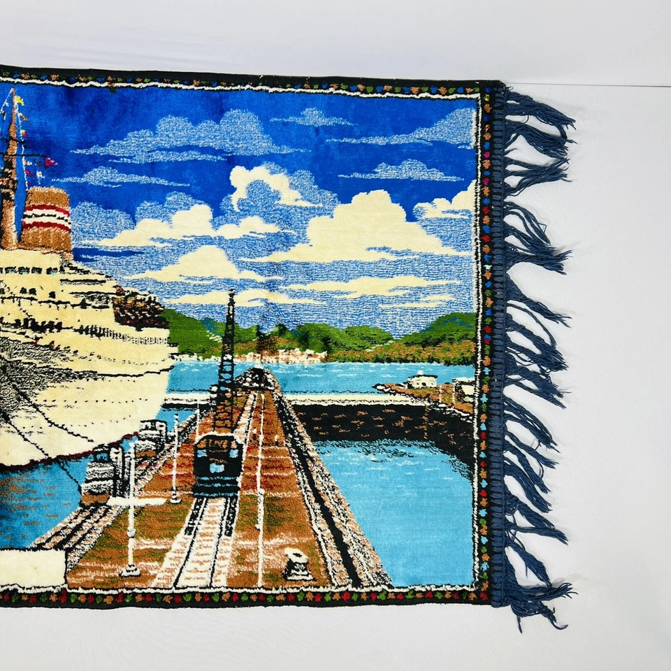 RARO Tapiz de Pana Vintage Colgante de Pared 40" x 20" Escena de Barco Europeo Foto 4 de 4