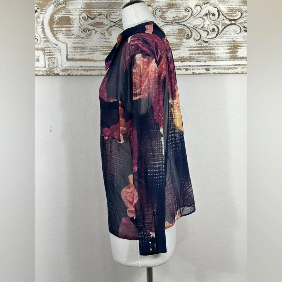 Blusa de gasa azul oscuro transparente floral Robert Rogriguez talla grande Foto 3 de 4
