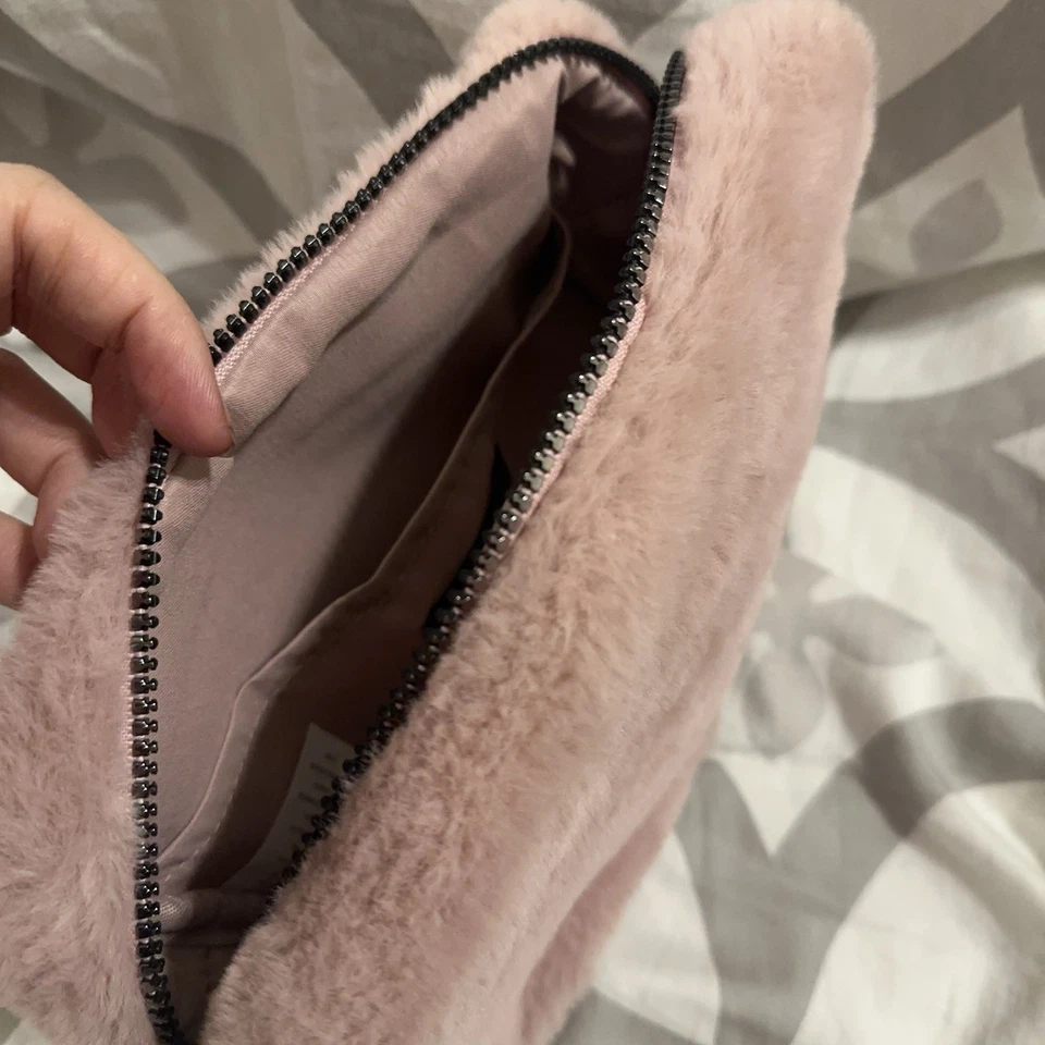 Bolsa de cosméticos Cynthia Rowley rosa felpa mini rubor difuso cremallera bolsa de maquillaje suave Foto 2 de 4