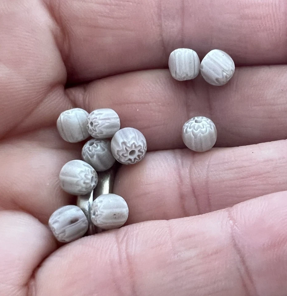 Lote de cuentas de vidrio lila crema pálida Chevron capa mate rara comercio veneciano vintage Foto 4 de 4