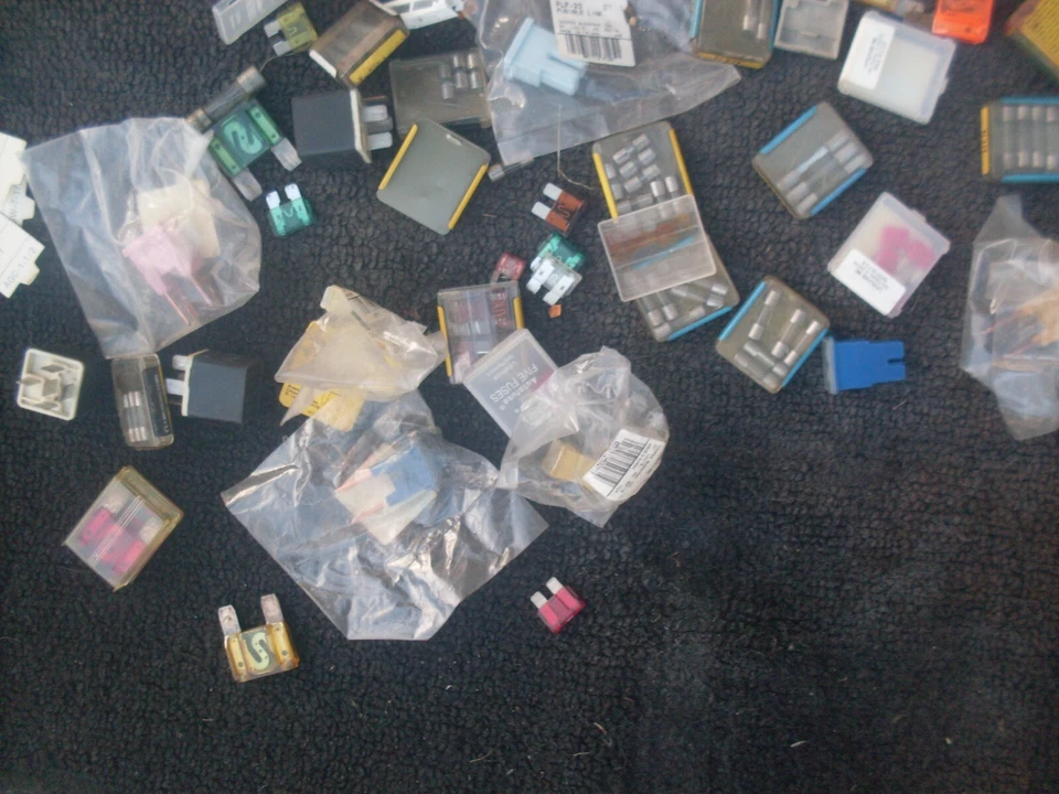 LOT OF VARIOUS BUSS LITTLE FUSES MANY DIFFERENT  SIZE OLD SCHOOL - Image 4 of 4