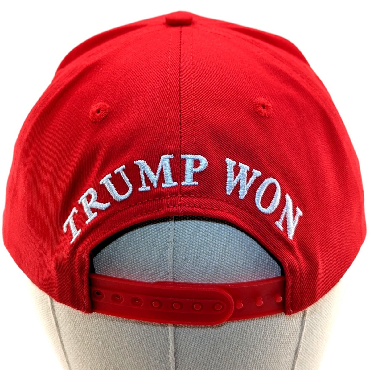 Make America Great Again, il cappellino rosso con lo slogan MAGA di