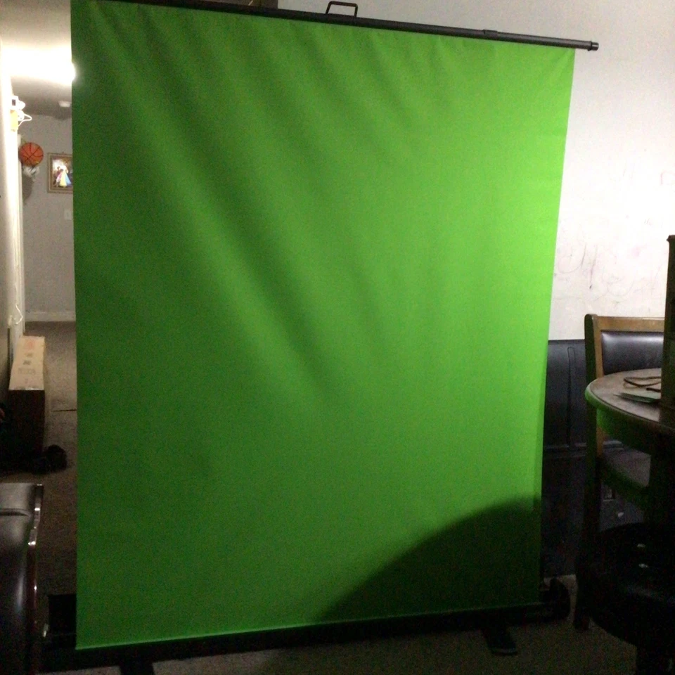 Elgato Green Screen, Retractable,  Chroma Key,  58.27” x 70.87” 20GAF9901 - Image 3 of 4