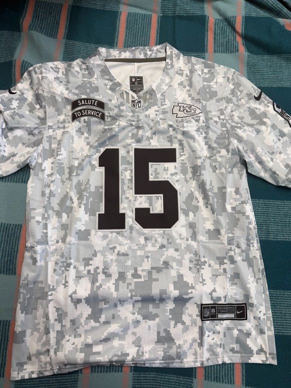 Patrick Mahomes #15 Salute to Service Kansas City Chiefs Jersey Size XL New