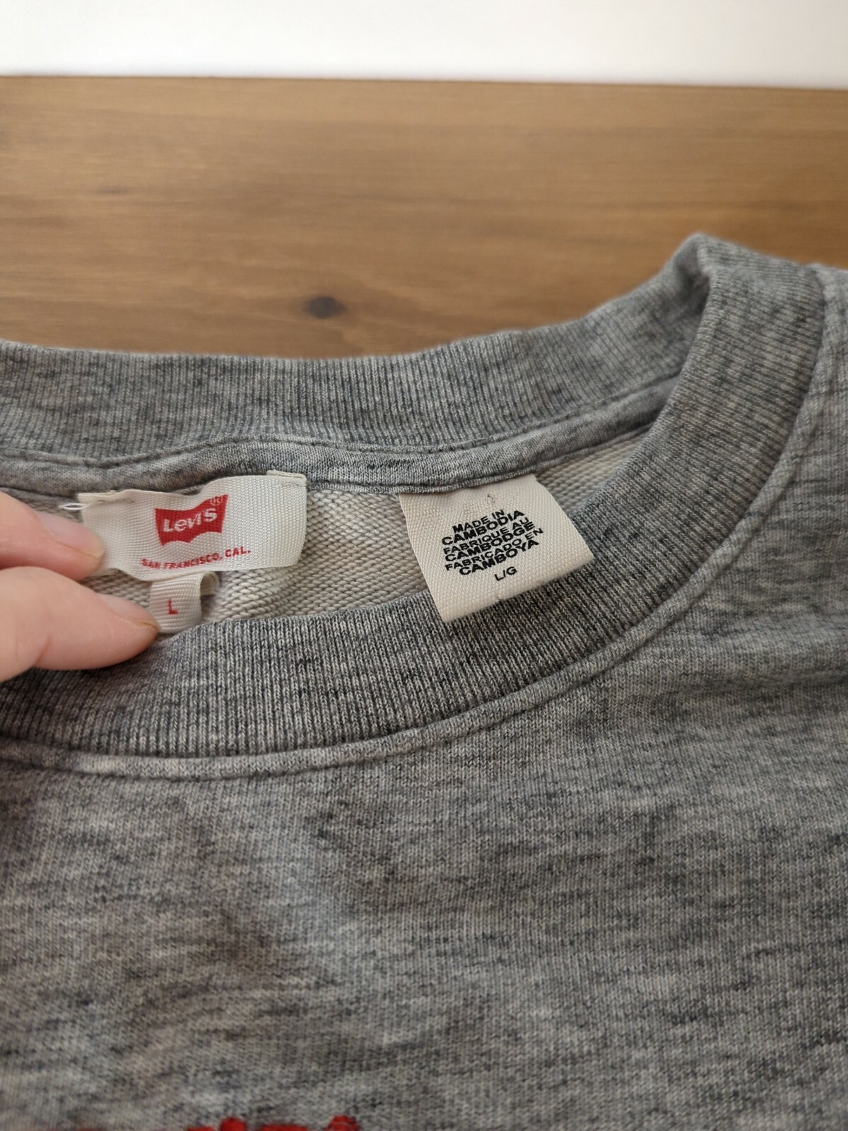 Levi’s Women’s Oversized Cropped Crew Neck Sweatshirt Size L image 3