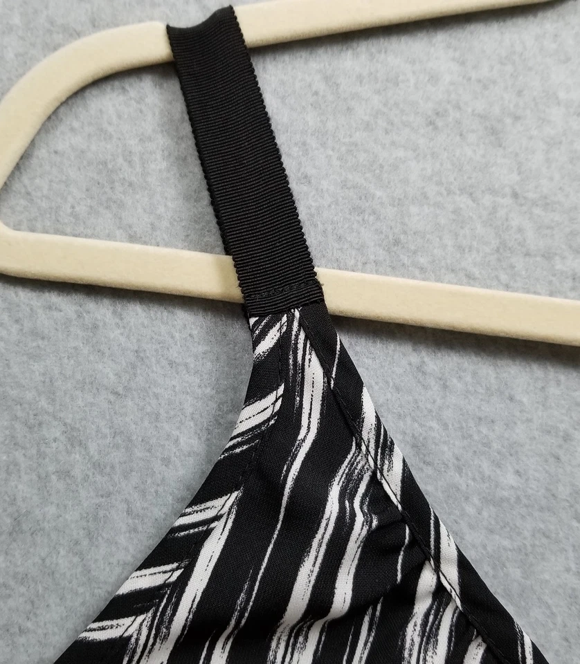 Camiseta sin mangas Collective Concepts para mujer pequeña negra blanca Ikat geométrica sin mangas Foto 2 de 4