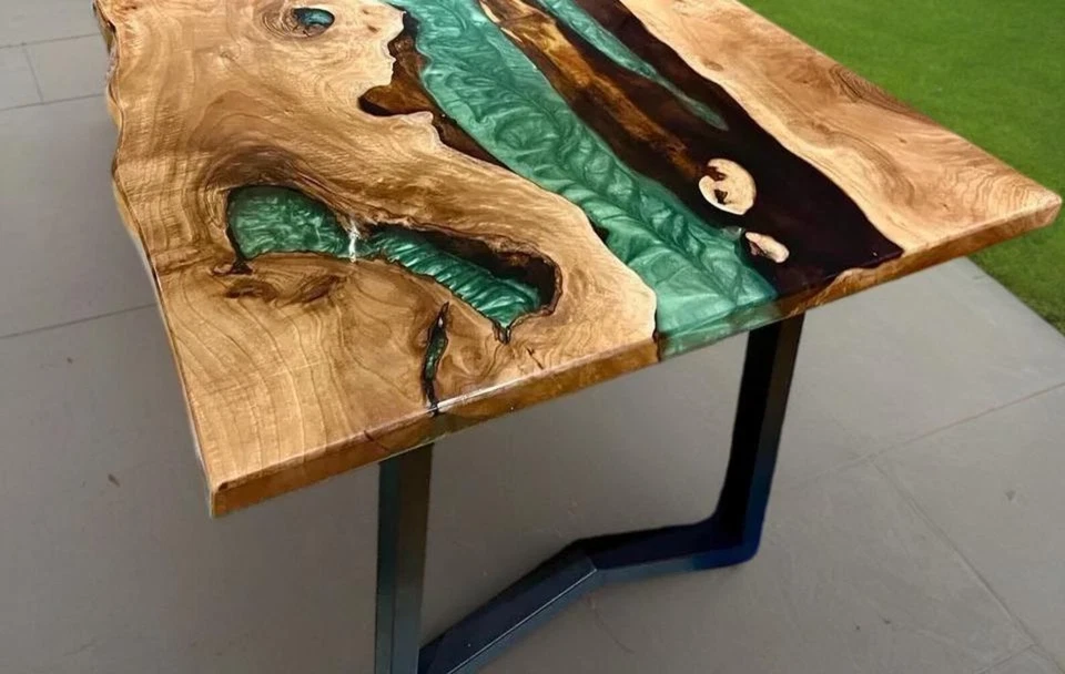 Mesa de río epoxi de madera hecha a mano con borde vivo - Mesa de centro River de resina verde Foto 3 de 4