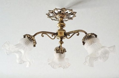Tolle Gründerzeit Deckenlampe aus Bronze mit 3 Milchglas Schirme um 1890/1900