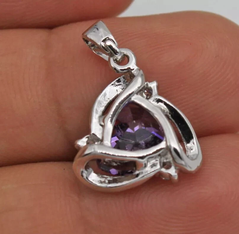 Bonito collar colgante de circonita cúbica corte trillante púrpura amatista relleno de oro blanco de 18 quilates Foto 2 de 3