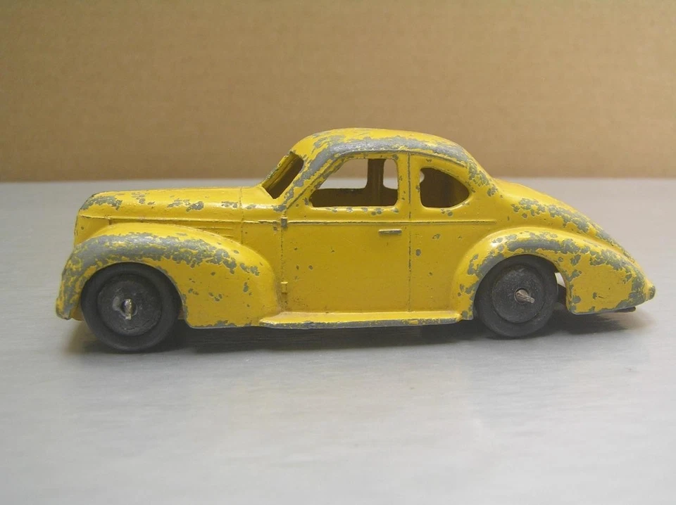 Dinky Toys 39f Studebaker State Commander Saloon early post war yellow scarce - Image 4 of 4