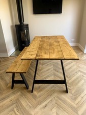 Tavolo da pranzo rustico con struttura ad A gambe in acciaio. Stile industriale.