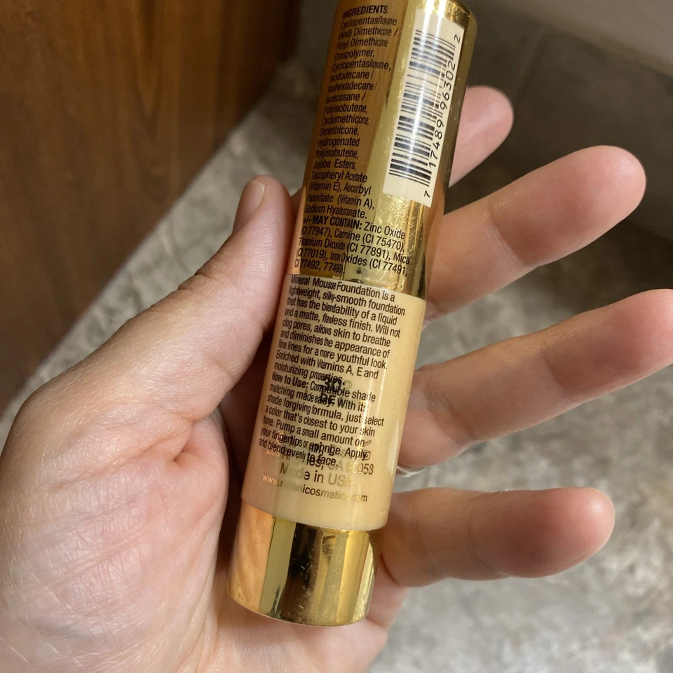 Base de maquillaje Milani Minerals Mousse 302 Nude Buff sellada 0,50 oz sin aceite TAMAÑO COMPLETO Foto 3 de 4