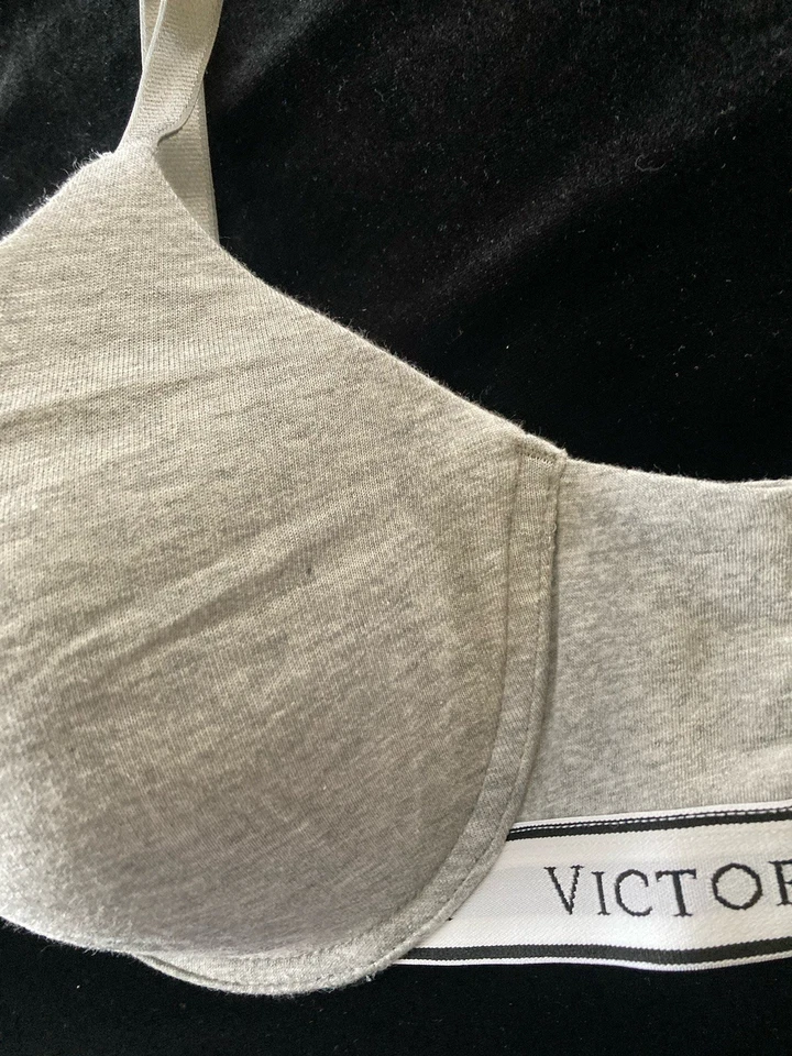 Camiseta VICTORIA’S SECRET 38B cinza levemente forrada demi sutiã com aro logotipo banda - Imagem 2 de 4