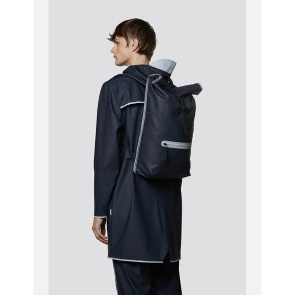 NUEVO CON ETIQUETAS RAINS Mochila Rolltop Mochila OS Reflectante Azul Marino Clásica Impermeable Para Hombres
