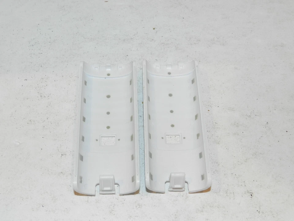 X2 NYKO Nintendo Wii Remote Battery Grip Cover Door Lid Cover Grey White X2 - Image 2 of 2