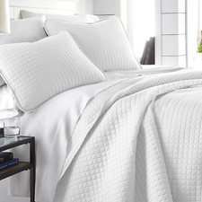 Oversized White Queen Quilt Set, Pet Hair Resistant, 2 Pillow Shams Included