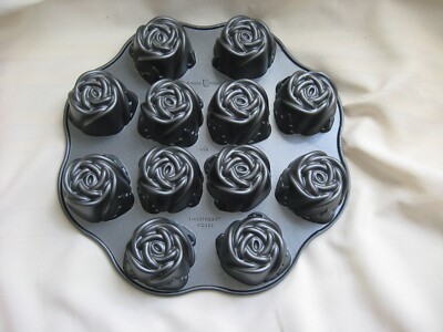 Nordic Ware Sweetheart Roses Mini Cakelet Pan Cast Aluminum Makes 12 / USA