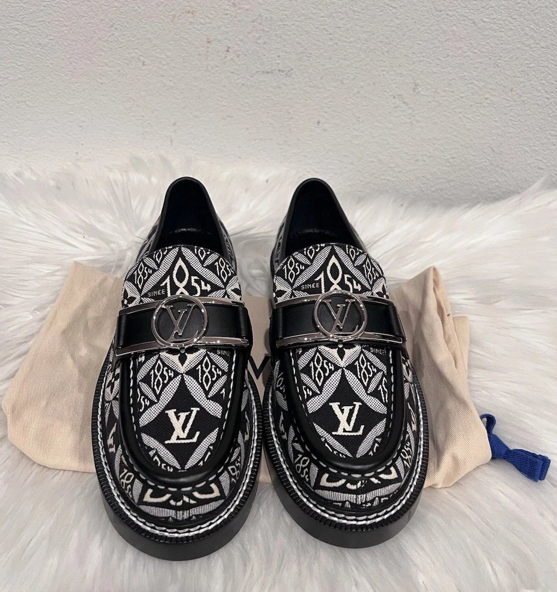 Louis Vuitton Leather Upper Loafer Flats for Women for sale  display picture 3