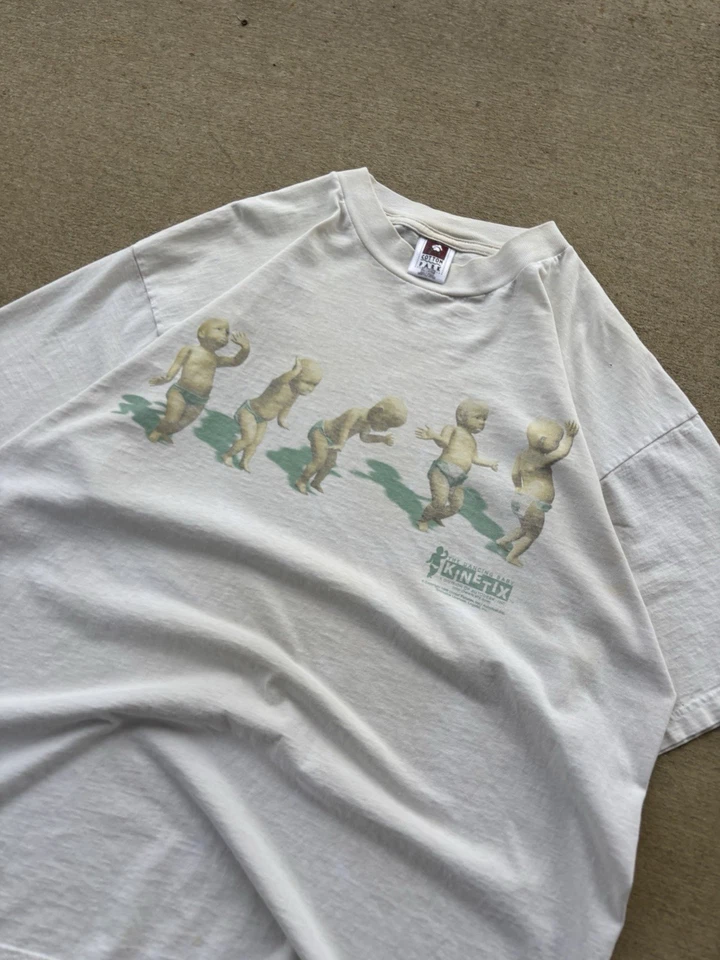 Camiseta dupla face branca rara anos 90 The Dancing Baby Kinetic tamanho XL - Imagem 2 de 4