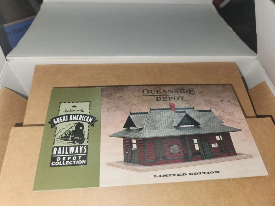 ESTACIÓN DE TREN OCEANSIDE DEPOT ESCALA 1:72 HO Hallmark Edición Limitada 1999 sin usar, en caja Foto 2 de 3