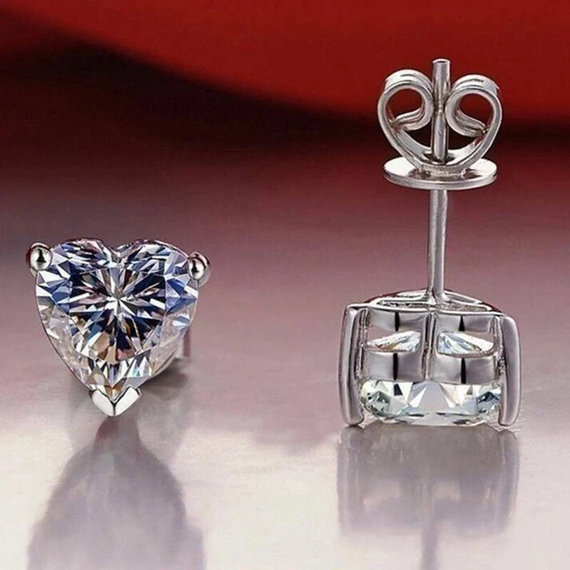 Aretes con corazón de diamantes VVS1/D creados en laboratorio de 2 quilates con acabado en oro blanco de 14 quilates Foto 3 de 4