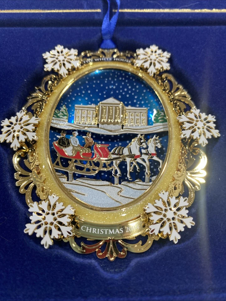 "Adorno de árbol de Navidad de la Casa Blanca 2004 paseo en trineo de una primera familia 3,25"X 3""" Foto 2 de 4