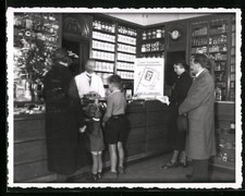 Fotografie Apotheke, Apotheker hinter dem Verkaufstresen im Ladengeschäft 