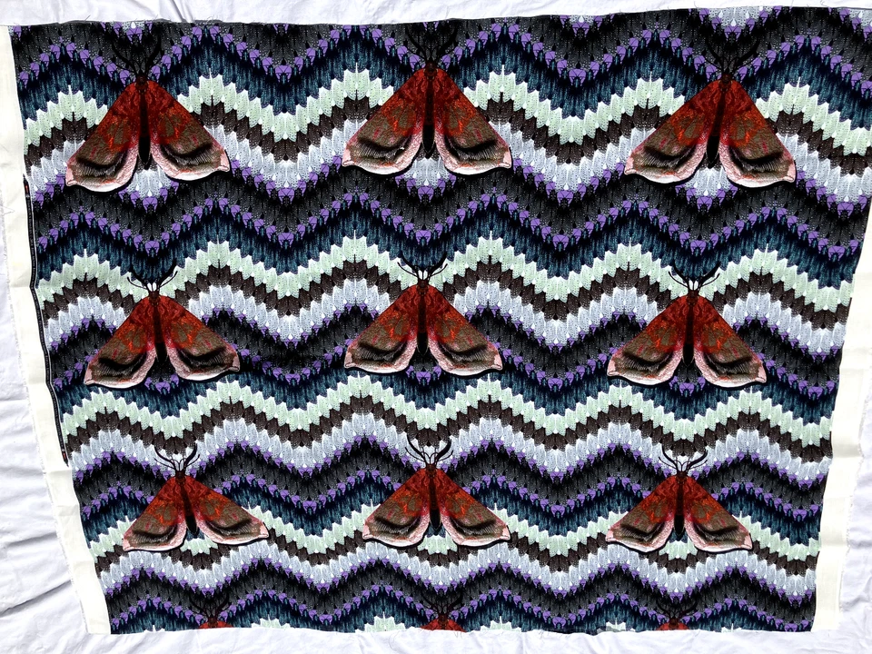 Tela Timorous Beasties - Polilla Campana Roja sobre Azul - Pieza de 1,19 yardas Foto 2 de 4